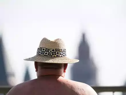 Hüte und Sonnencreme nötig: Am Samstag kann es bis 34 Grad heiß werden (Archivbild).  - Foto: Andreas Arnold/dpa