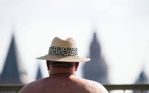 Hüte und Sonnencreme nötig: Am Samstag kann es bis 34 Grad heiß werden (Archivbild).  - Foto: Andreas Arnold/dpa