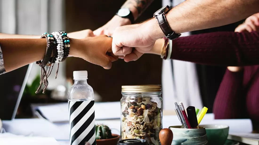 Die erfolgreichsten Unternehmen arbeiten mit kreativen und innovativen Köpfen im Team zusammen. - Bild: pixabay.de © StockSnap CCO Public Domain