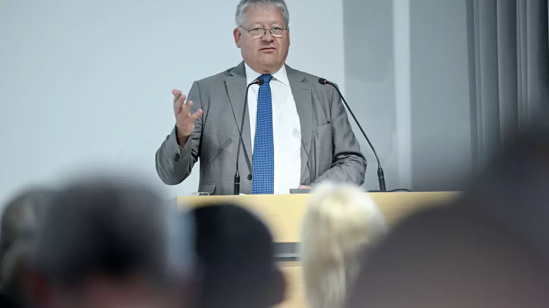 Die Islamisten der Terrormiliz IS hatten eine eigene Währung. Im Besucherzentrum des BND ist eine vom IS geprägte Silbermünze zu sehen. - Bild: Britta Pedersen/dpa