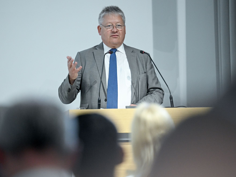 Die Islamisten der Terrormiliz IS hatten eine eigene Währung. Im Besucherzentrum des BND ist eine vom IS geprägte Silbermünze zu sehen. - Foto: Britta Pedersen/dpa