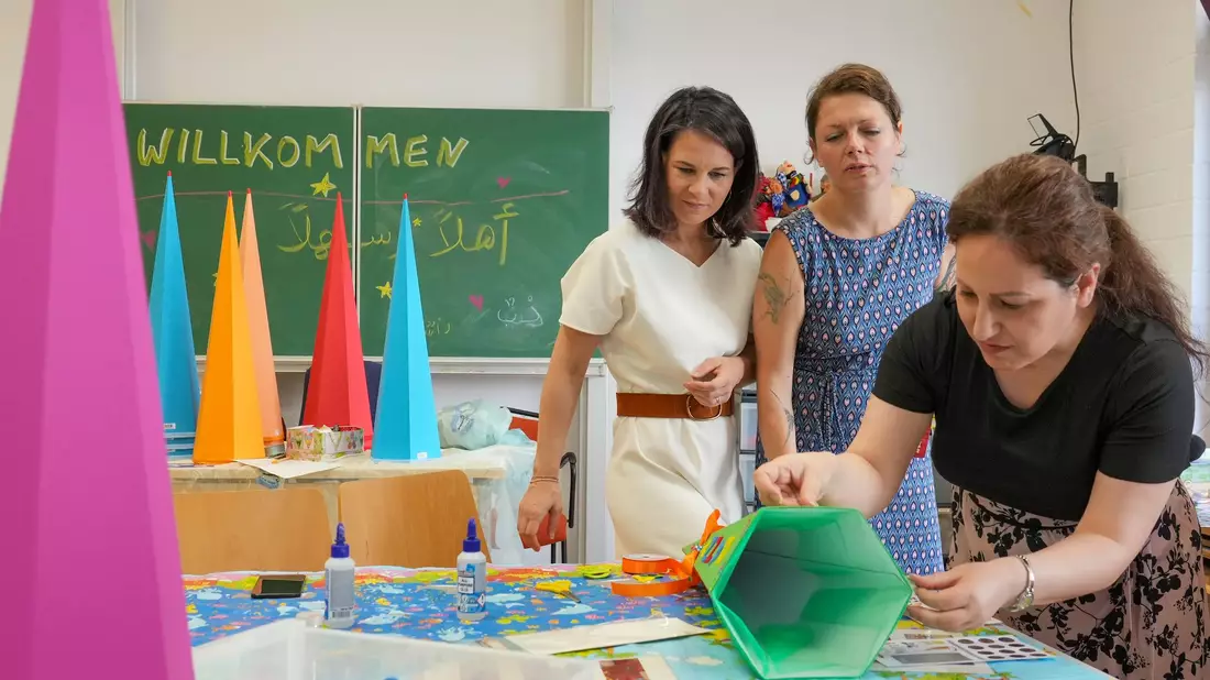 Annalena Baerbock besucht ein Eltern-Kind-Zentrum in  Potsdam. Sie fordert, finanziell schwächere Familien bei der Ausstattung mit Schulmaterial  nicht im Stich zu lassen. - Bild: Soeren Stache/dpa