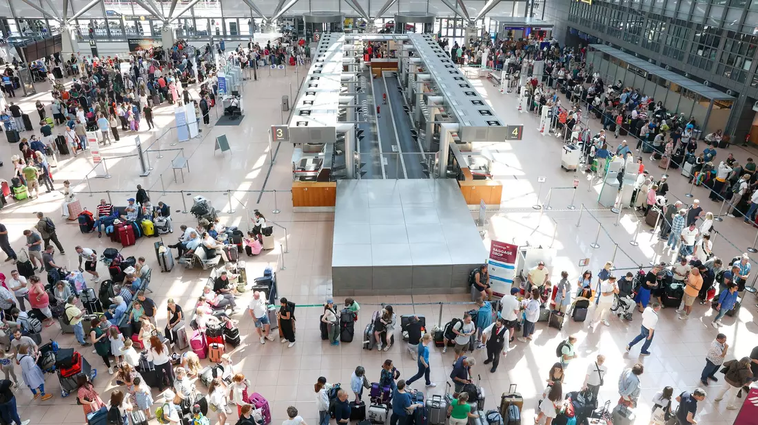 Passagiere von Eurowings können auf einen baldigen Normalbetrieb hoffen. - Bild: Bodo Marks/dpa