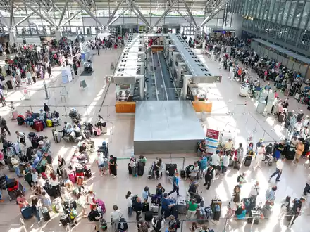 Passagiere von Eurowings können auf einen baldigen Normalbetrieb hoffen. - Foto: Bodo Marks/dpa