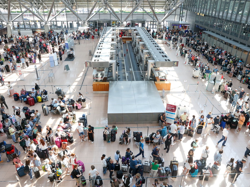 Betroffene Reisende tummeln sich am Flughafen Hamburg - Foto: Bodo Marks/dpa