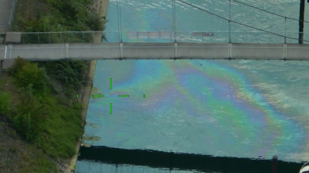 POL-DU: Innenhafen: Gewässerverunreinigung - Polizeihubschrauber im Einsatz - Foto: presseportal.de