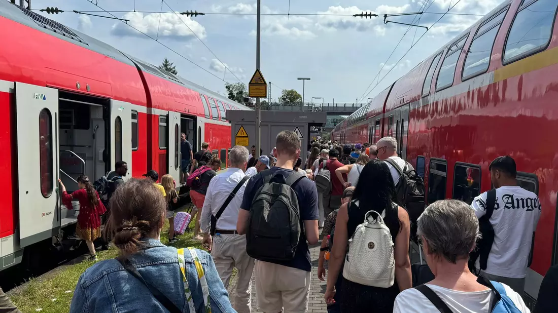 Für die gestrandeten Bahnreisenden wurde stellenweise Schienenersatzverkehr eingerichtet. (Foto-aktuell) - Bild: Kathrin Deckart/dpa