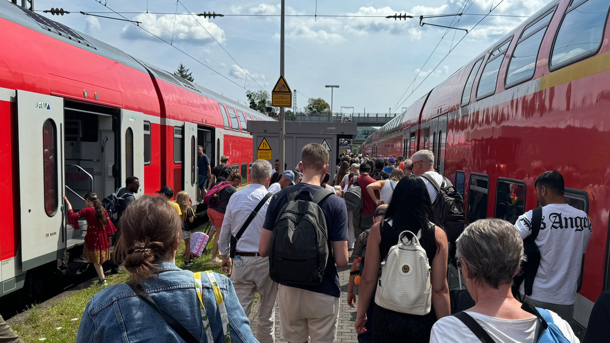 Für die gestrandeten Bahnreisenden wurde stellenweise Schienenersatzverkehr eingerichtet. (Foto-aktuell) - Foto: Kathrin Deckart/dpa