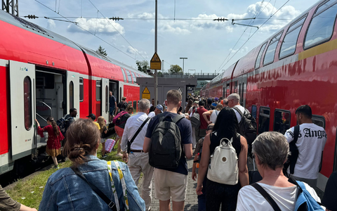 FĂŒr die gestrandeten Bahnreisenden wurde stellenweise Schienenersatzverkehr eingerichtet. (Foto-aktuell) - Foto: Kathrin Deckart/dpa FĂŒr die gestrandeten Bahnreisenden wurde stellenweise Schienenersatzverkehr eingerichtet. (Foto-aktuell) - Foto: Kathrin Deckart/dpa