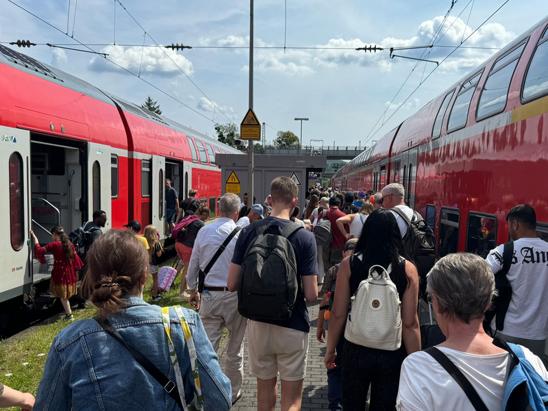 Für die gestrandeten Bahnreisenden wurde stellenweise Schienenersatzverkehr eingerichtet. (Foto-aktuell) - Foto: Kathrin Deckart/dpa