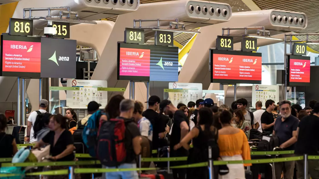 Für Flugreisende führten die Computerausfälle bei Airlines zu langen Wartezeiten an verschiedenen Flughäfen. - Bild: Diego Radamés/EUROPA PRESS/dpa