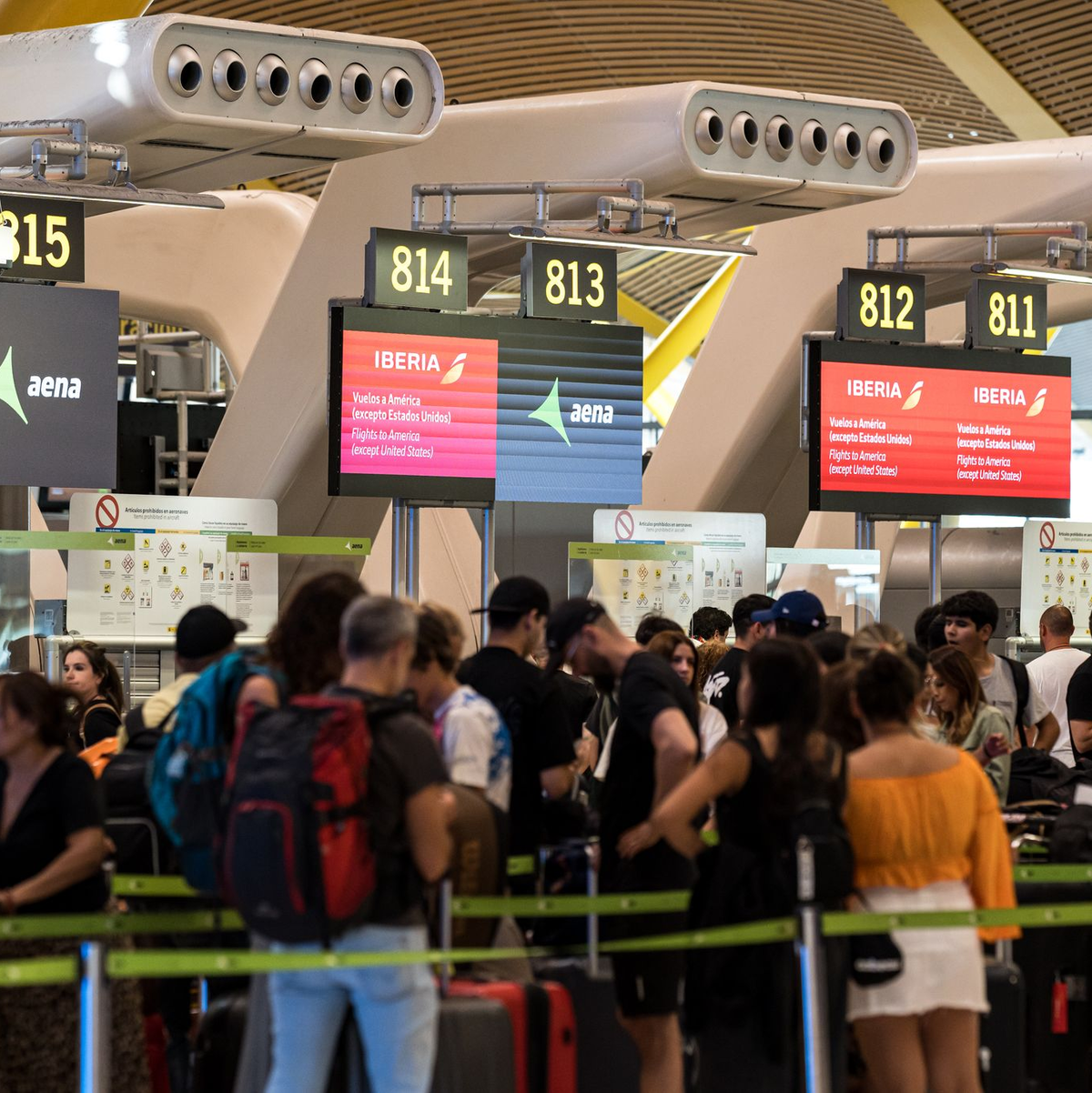 Für Flugreisende führten die Computerausfälle bei Airlines zu langen Wartezeiten an verschiedenen Flughäfen. - Foto: Diego Radamés/EUROPA PRESS/dpa