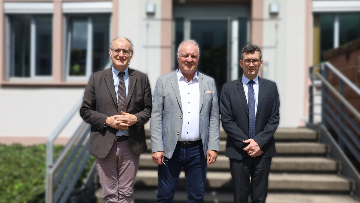 POL-OG: Offenburg - Operatives Meeting zwischen der französischen Polizei und dem Polizeipräsidium Offenburg. Beide französischen Generäle verabschieden sich mit beeindruckender Bilanz der Zusammenarbeit. - Foto: presseportal.de