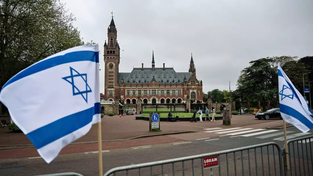 Proisraelische Demonstranten protestieren vor dem höchsten Gericht der Vereinten Nationen.  - Bild: Lina Selg/ANP/dpa