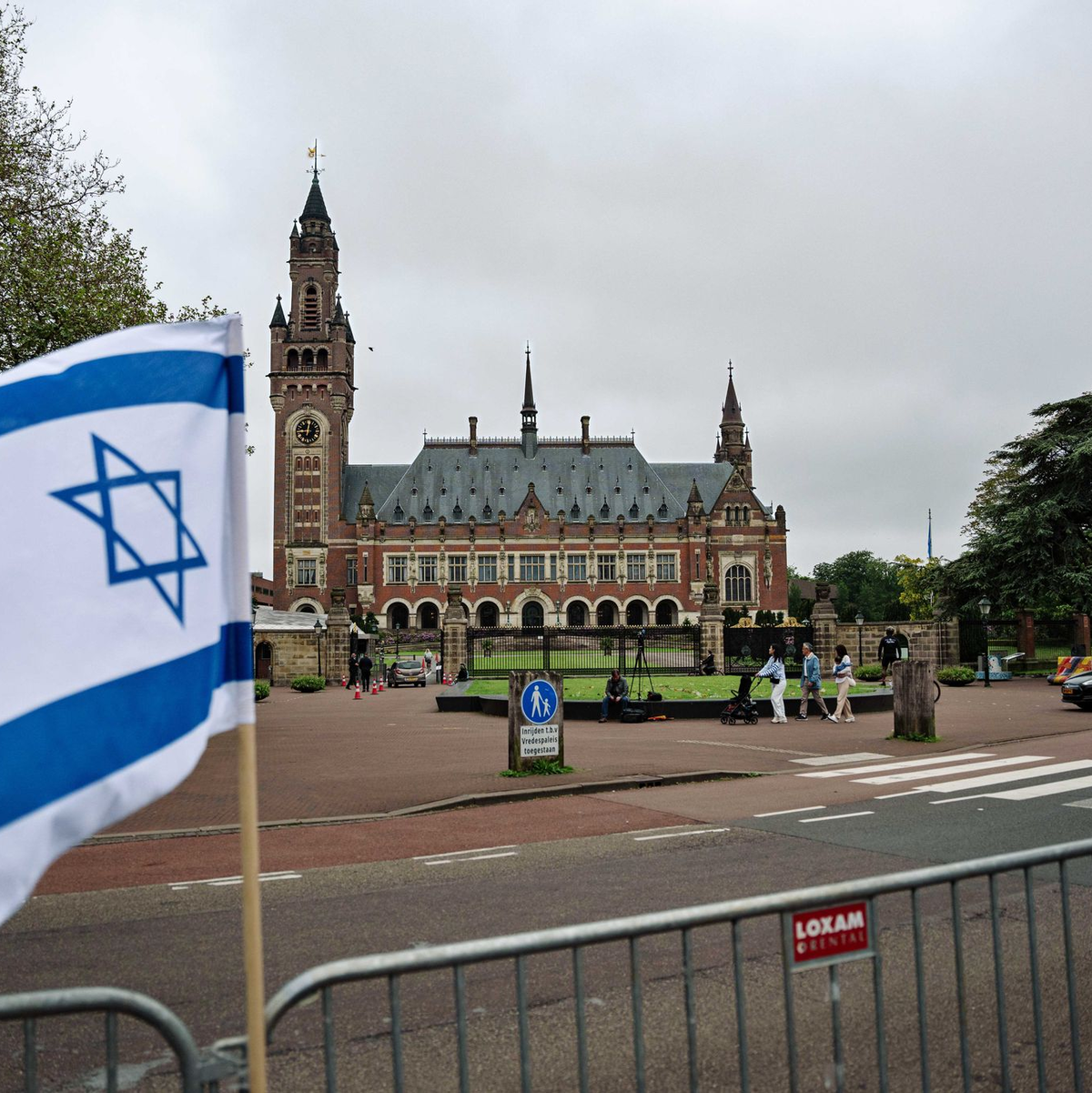 Proisraelische Demonstranten protestieren vor dem höchsten Gericht der Vereinten Nationen.  - Foto: Lina Selg/ANP/dpa