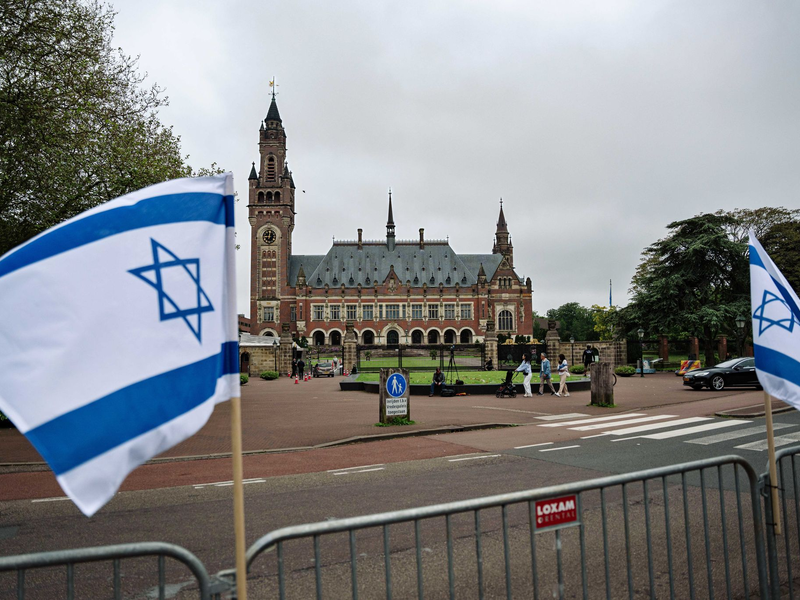 Pro-israelische Demonstranten protestieren vor dem höchsten Gericht der Vereinten Nationen. Der Internationale Gerichtshof legte eine Rechtsgutachten zur Besatzung Israels der palästinenischen Gebiete vor.  - Foto: Lina Selg/ANP/dpa