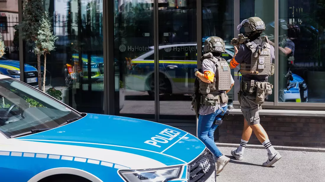 Eine Frau und ein Mann sterben an ihren schweren Verletzungen in einem Hotel in der rheinland-pfälzischen Landeshauptstadt. - Bild: Lando Hass/dpa
