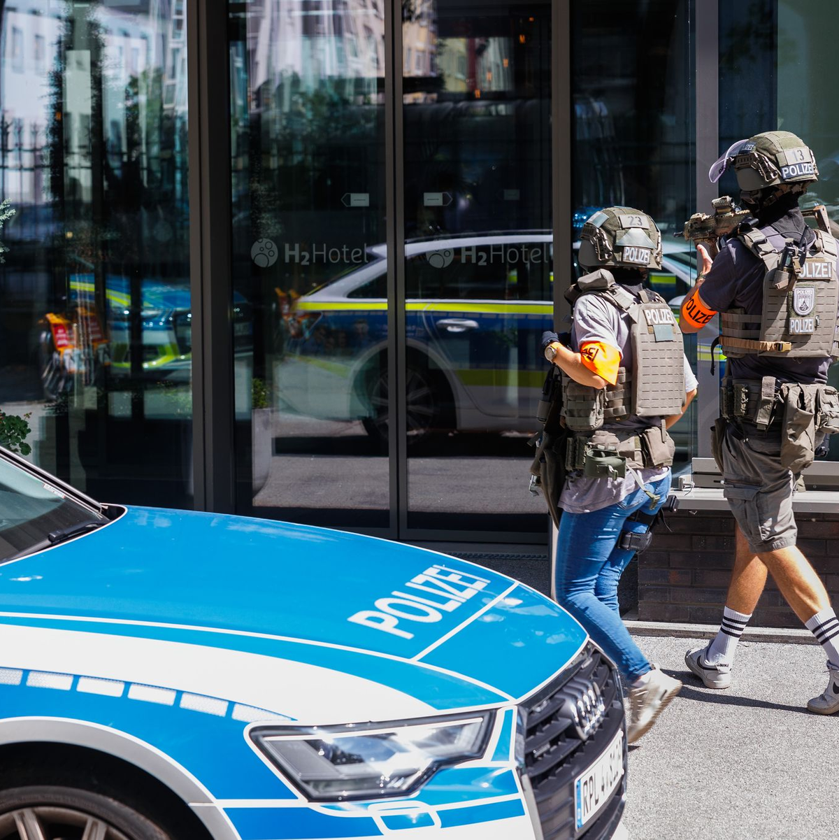 Eine Frau und ein Mann sterben an ihren schweren Verletzungen in einem Hotel in der rheinland-pfälzischen Landeshauptstadt. - Foto: Lando Hass/dpa