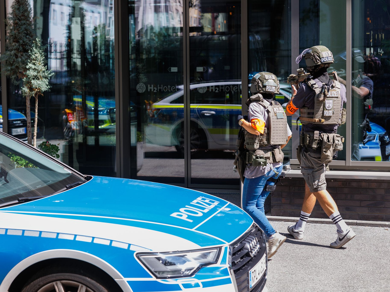 Eine Frau und ein Mann sterben an ihren schweren Verletzungen in einem Hotel in der rheinland-pfälzischen Landeshauptstadt. - Foto: Lando Hass/dpa