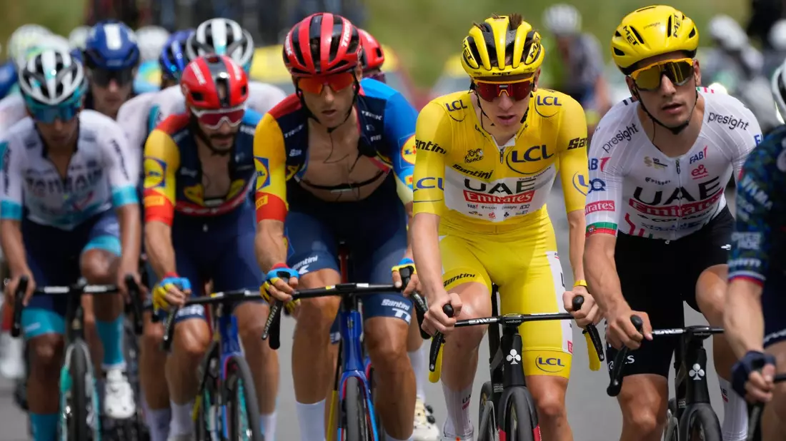 Tadej Pogacar führt das Gesamtklassement der Tour de France klar an. - Bild: Jerome Delay/AP/dpa