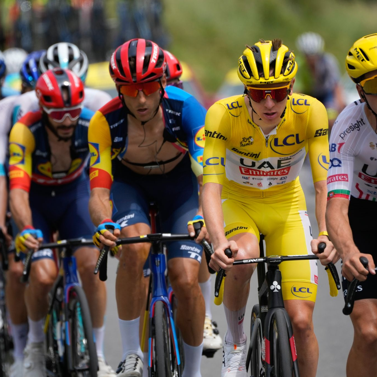 Tadej Pogacar (M) auf der 19. Etappe der 111. Tour de France. - Foto: Jerome Delay/AP/dpa