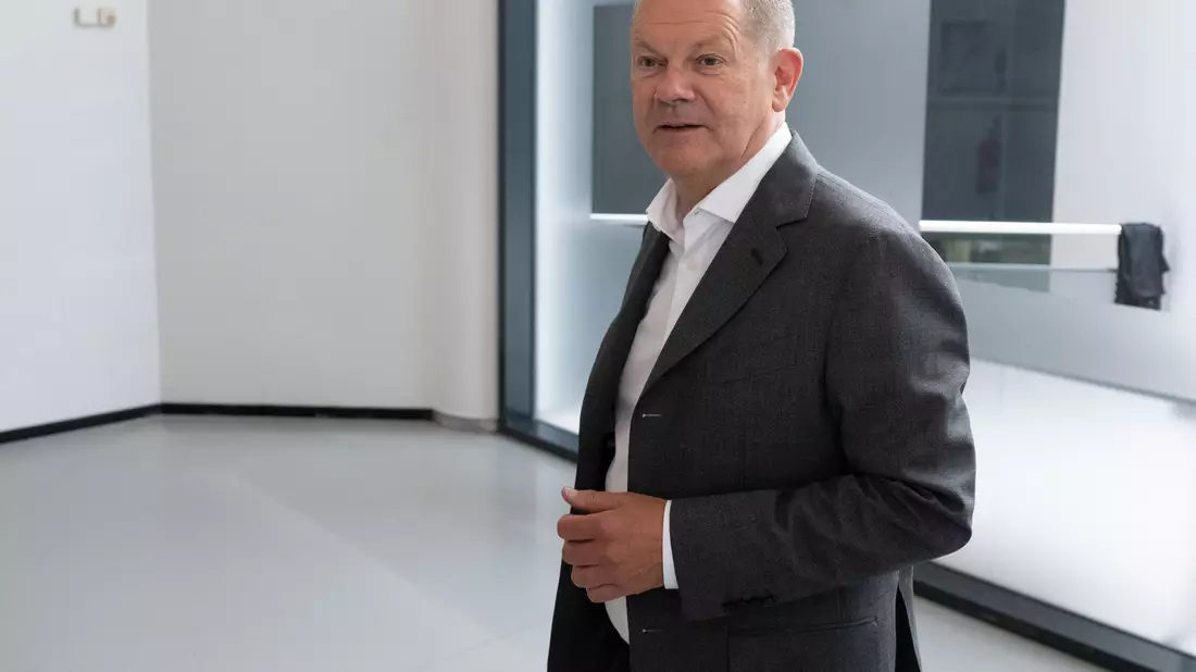 Olaf Scholz sprach in Dresden mit Betriebsräten.  - Bild: Sebastian Kahnert/dpa