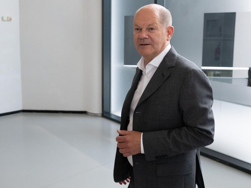 Olaf Scholz sprach in Dresden mit Betriebsräten.  - Foto: Sebastian Kahnert/dpa