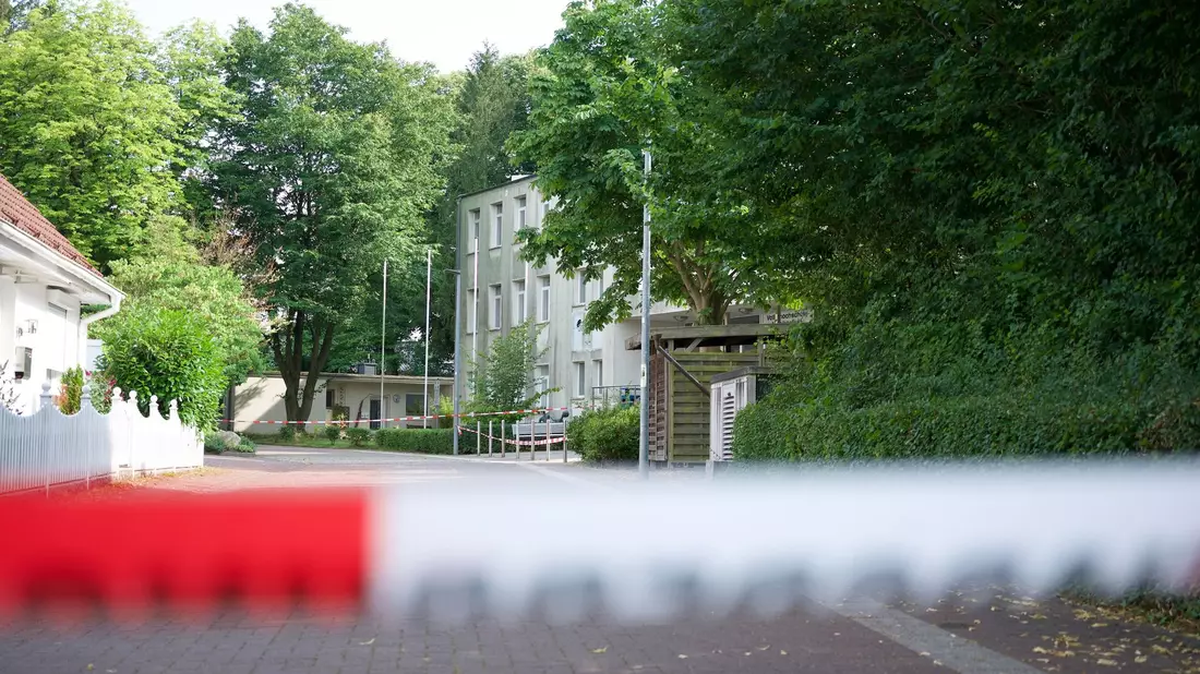 Vier nach der Bluttat von Wedel festgenommene Tatverdächtige wieder auf freiem Fuß. (Archivbild) - Bild: Daniel Bockwoldt/dpa