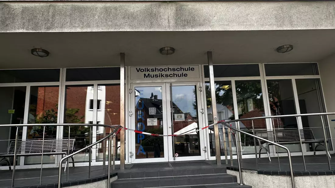 Die Volkshochschule im schleswig-holsteinischen Wedel ist nach der Bluttat abgesperrt. - Bild: Katharina Heinemann/dpa