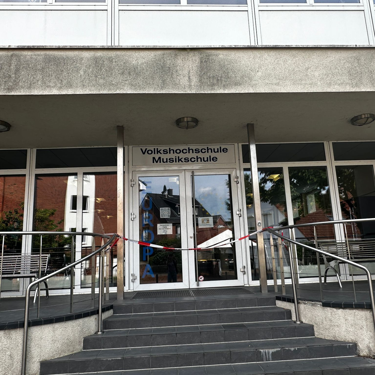 Die Volkshochschule im schleswig-holsteinischen Wedel ist nach der Bluttat abgesperrt. - Foto: Katharina Heinemann/dpa