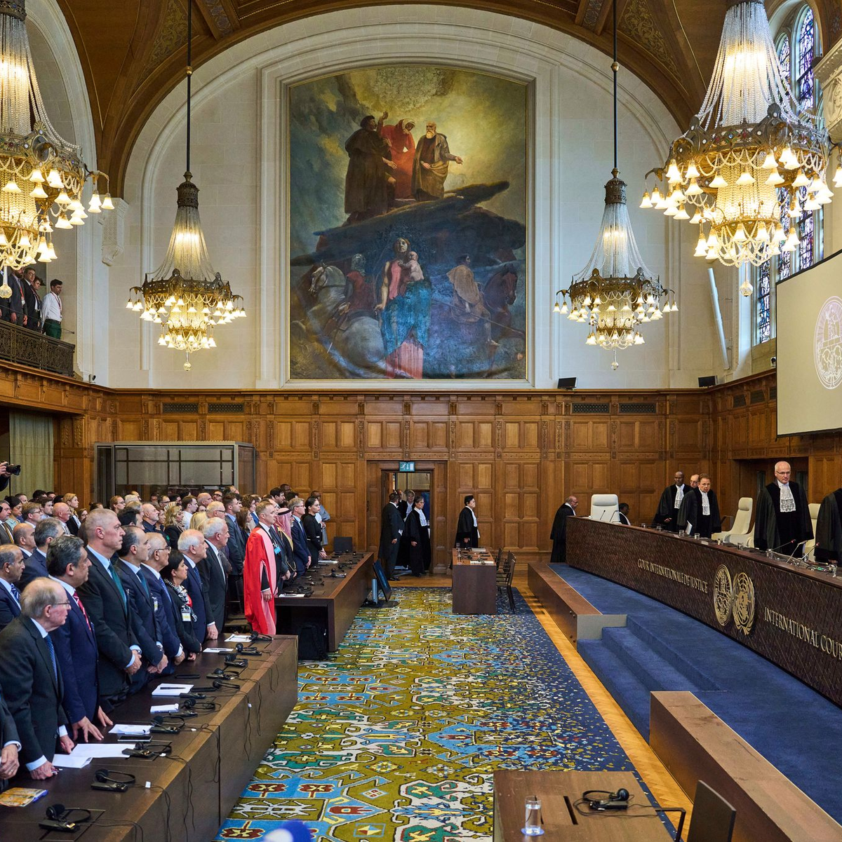 Richter betreten den Internationalen Gerichtshof (IGH) - Foto: Phil Nijhuis/AP/dpa