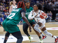 Marie Gülich klatscht mit ihren Mitspielerinnen ab. - Foto: Andreas Gora/dpa