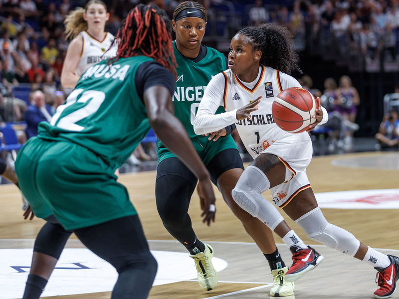 Marie Gülich klatscht mit ihren Mitspielerinnen ab. - Foto: Andreas Gora/dpa