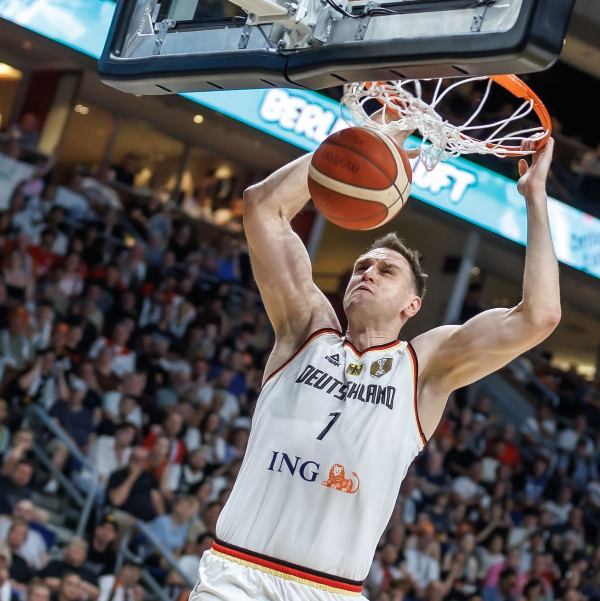 Dennis Schröder beim vorletzten Olympia-Test gegen Japan. - Foto: Andreas Gora/dpa