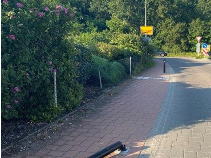 POL-PDLU: beschädigter Poller durch Unfallflucht - Foto: presseportal.de