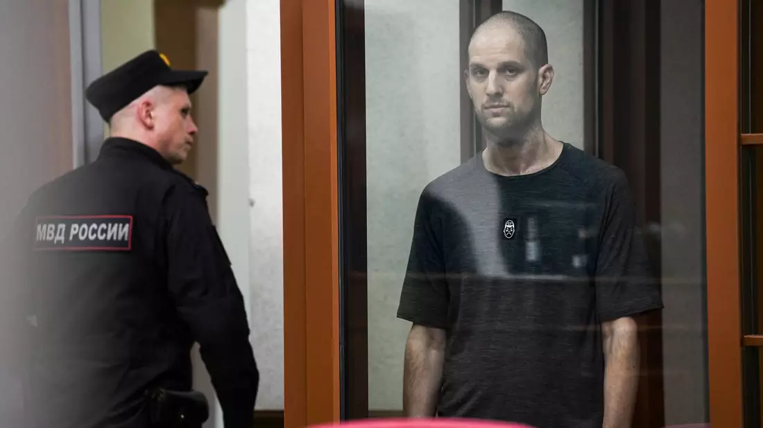Im Westen gibt es scharfe Kritik an Russland, nachdem US-Reporter Evan Gershkovich zu 16 Jahren Haft verurteilt wurde.  - Bild: Dmitri Lovetsky/AP/dpa