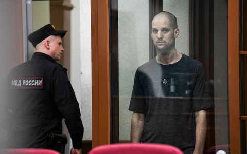 «Wall Street Journal»-Reporter Evan Gershkovich (r) wurde von einem russischen Gericht wegen angeblicher Spionage zu 16 Jahren Haft verurteilt. Sein Arbeitgeber und die USA wiesen die Vorwürfe als erfunden zurück. (Archivbild) - Foto: Dmitri Lovetsky/AP/dpa