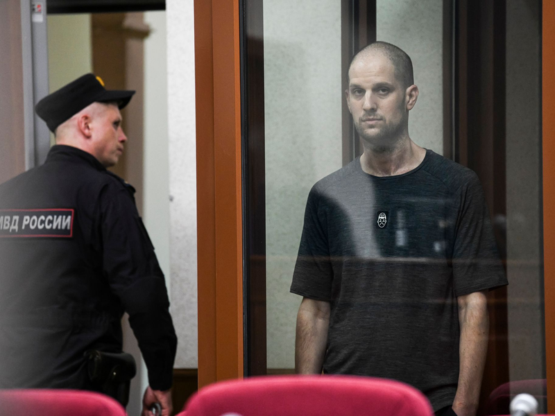 «Wall Street Journal»-Reporter Evan Gershkovich (r) wurde von einem russischen Gericht wegen angeblicher Spionage zu 16 Jahren Haft verurteilt. Sein Arbeitgeber und die USA wiesen die Vorwürfe als erfunden zurück. (Archivbild) - Foto: Dmitri Lovetsky/AP/dpa