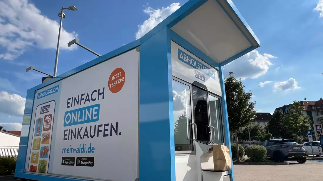 Aldi Süd und Rewe testen an einigen Standorten Abhol-Automaten für Lebensmittel. - Bild: Wolf von Dewitz/dpa