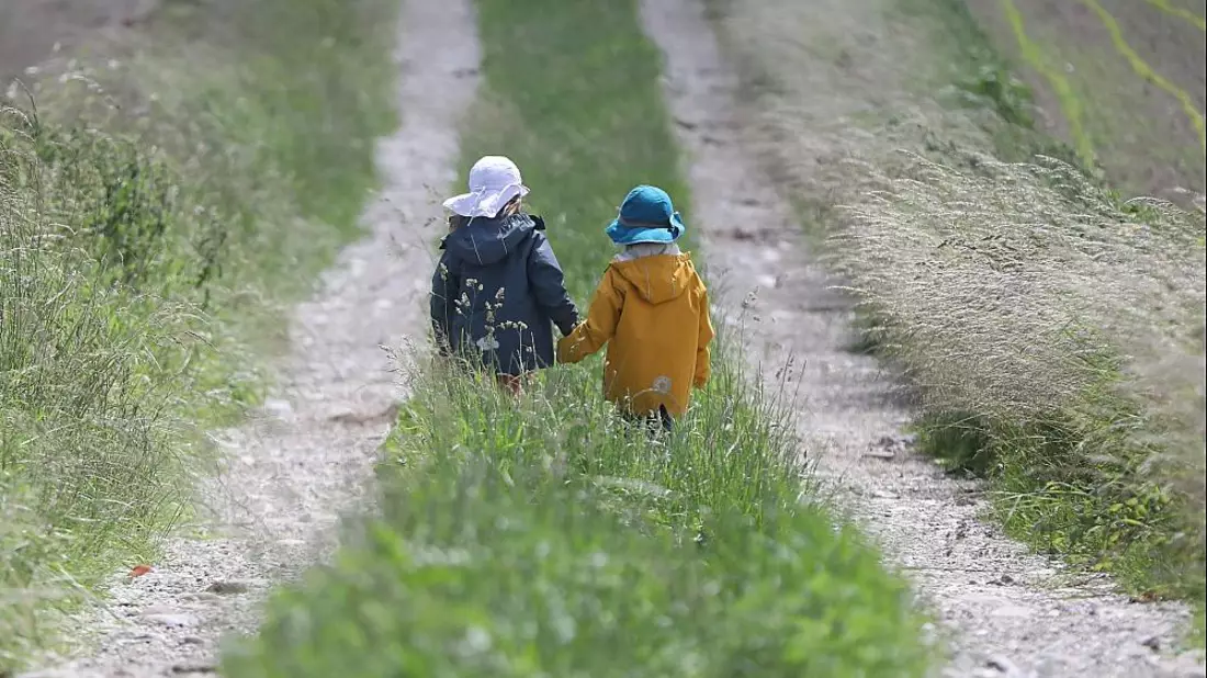 Zwei kleine Kinder laufen auf einem Feldweg (Archiv) - Bild: über dts Nachrichtenagentur