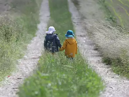 Zwei kleine Kinder laufen auf einem Feldweg (Archiv) - Foto: über dts Nachrichtenagentur