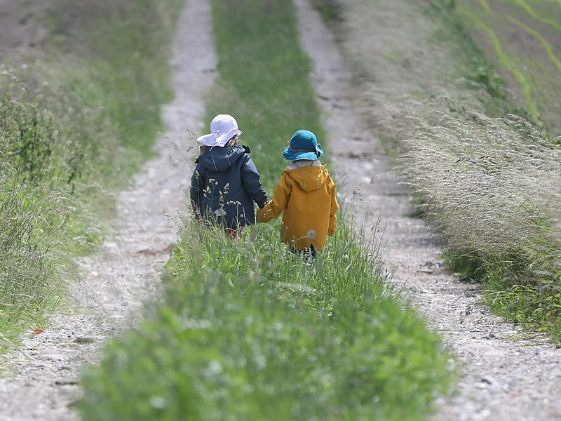 Zwei kleine Kinder laufen auf einem Feldweg (Archiv) - Foto: über dts Nachrichtenagentur