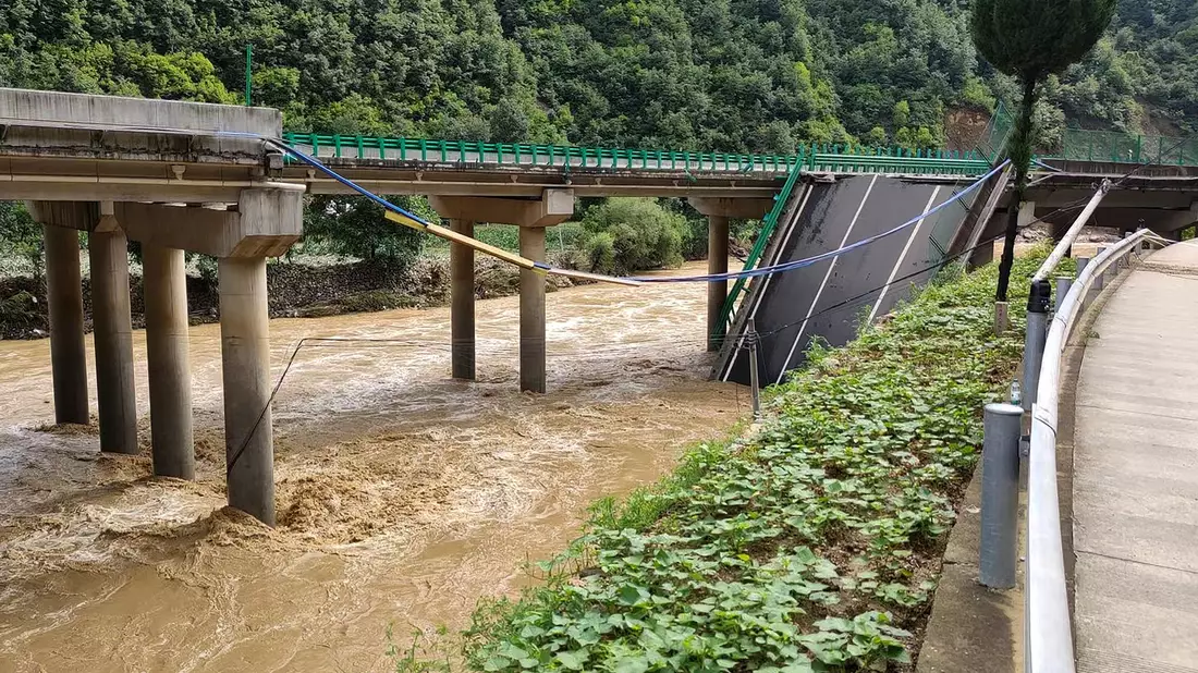 In China stürzt eine Brücke ein - es gibt viele Opfer. (Foto aktuell) - Bild: Uncredited/Xinhua/Ap/dpa