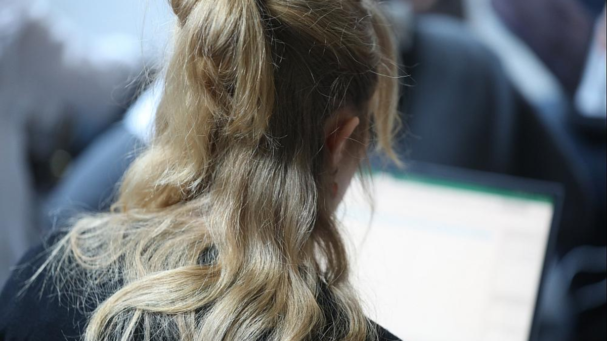 Junge Frau mit Laptop (Archiv) - Foto: über dts Nachrichtenagentur