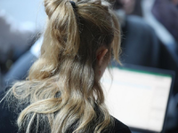 Junge Frau mit Laptop (Archiv) - Foto: über dts Nachrichtenagentur