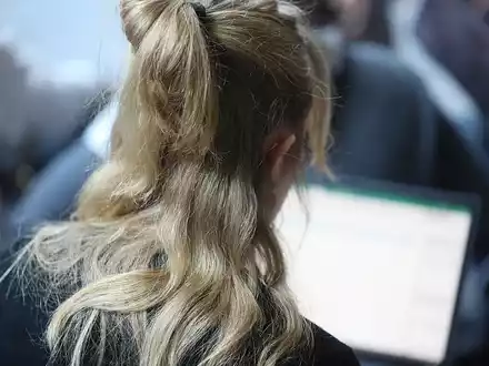Junge Frau mit Laptop (Archiv) - Foto: über dts Nachrichtenagentur