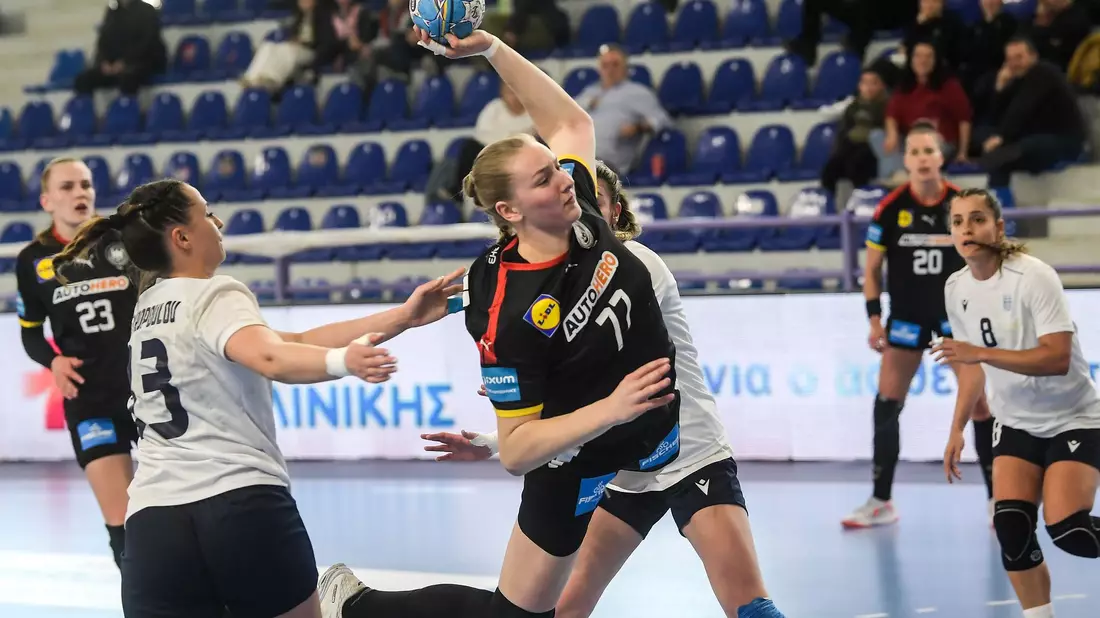 Handball-Nationalspielerin Viola Leuchter ist für ihre knallharten Würfe bekannt.  - Bild: Angelos Tzortzinis/dpa