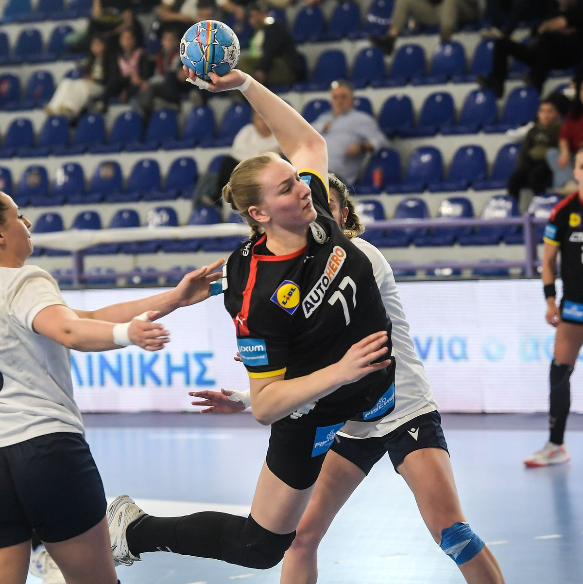 Handball-Nationalspielerin Viola Leuchter ist für ihre knallharten Würfe bekannt.  - Foto: Angelos Tzortzinis/dpa