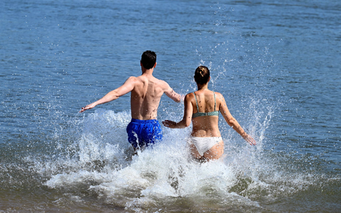 Es wird warm. (Symbolbild) - Foto: Roberto Pfeil/dpa