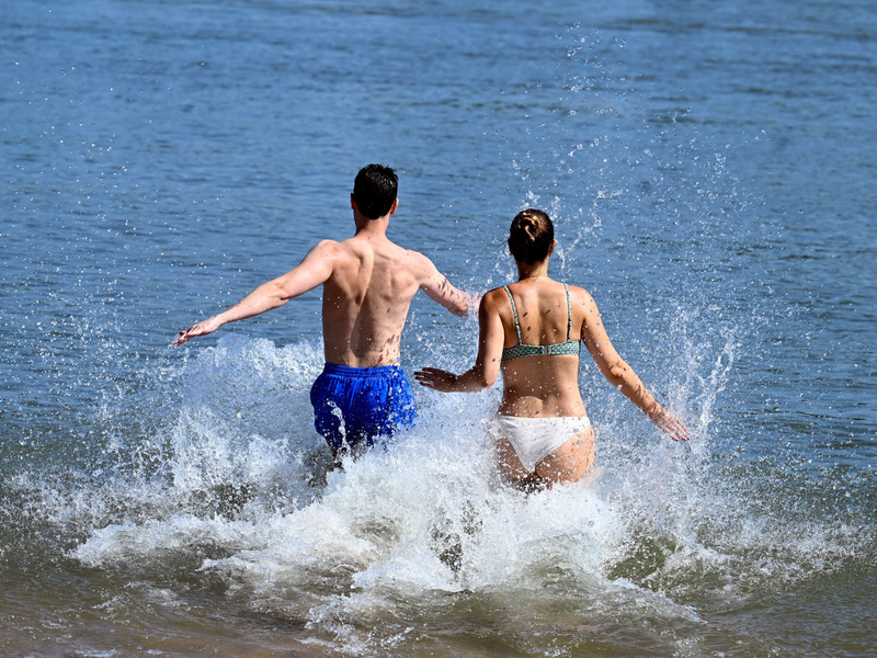Es wird warm. (Symbolbild) - Foto: Roberto Pfeil/dpa